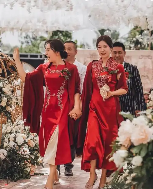 婆婆丈母娘婚礼上真高调,同穿红色旗袍美成焦点,比新娘都抢眼
