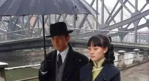 同样是给冯程程打伞,周润发版与黄晓明版,告诉你明星与演员的差

