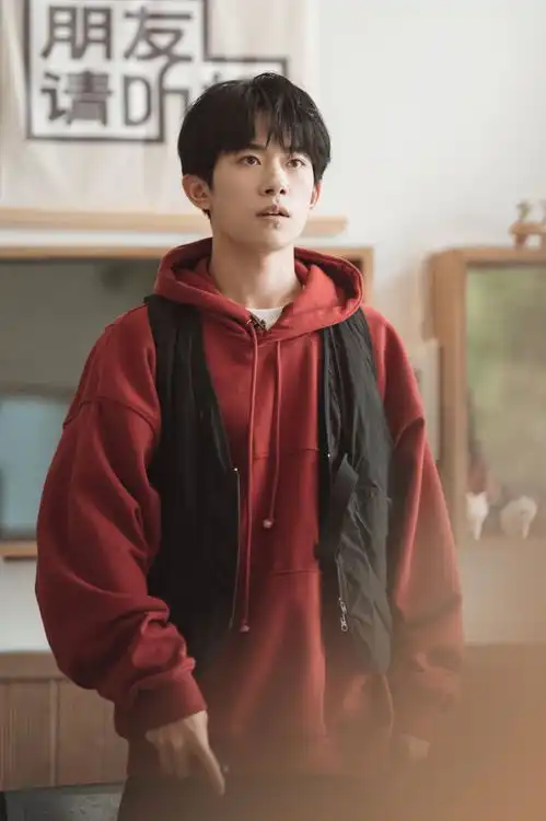 朋友请听好易烊千玺红卫衣搭黑马甲潮范十足