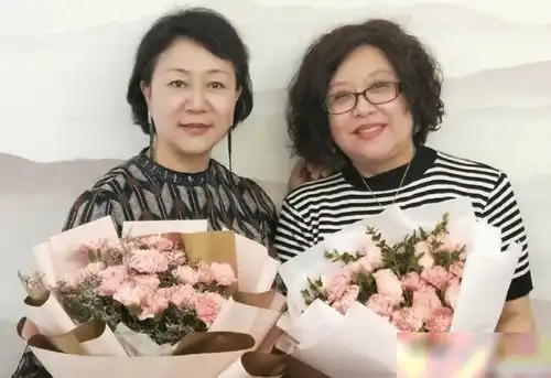 杨紫晒儿时照为妈妈庆生,谁留意小猴紫童年模样整没整容很明显
