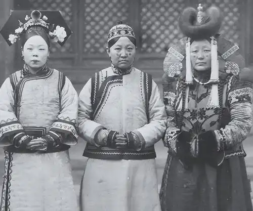 法国人卡恩展出一组晚清照片,格格的妆容很吓人,颐和园像天堂
