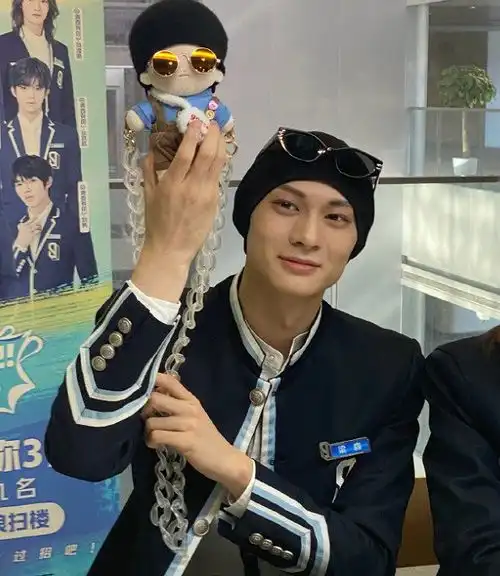 打卡饭圈女孩的快乐星球,现在追星流行抢孩子