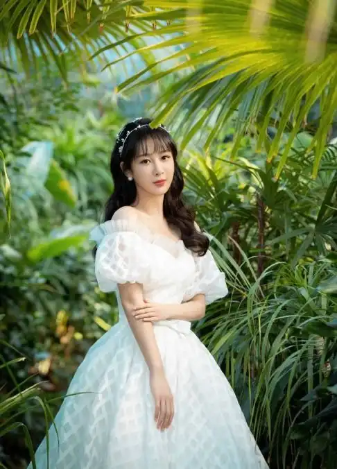 杨紫离开欢瑞一姐位置空缺,八位小花争上位,矮子里面拔高个