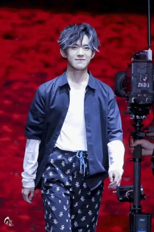 少年的你最新路透易烊千玺深情盯着小黄鸭让人羡慕