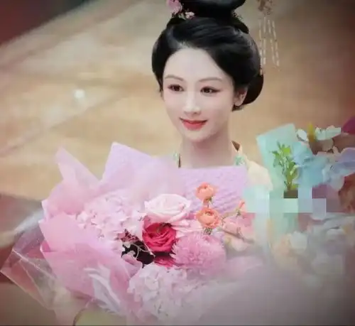 杨紫国色芳华终于杀青了,这个杀青造型显年轻