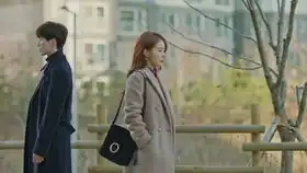 我们最终逃不过现实唱出了明明相爱却不能在一起的无奈,催泪