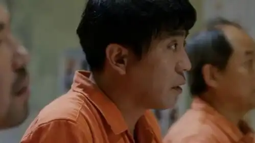 七号房的礼物狱警来牢房查看,被科长发现大发脾气