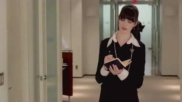 穿普拉达的女王安迪事业顺利,也认识了很多和以往完全不同的朋友
