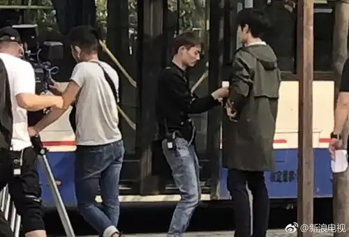 杨洋拍全职高手遭网友偶遇长风衣帅气十足

