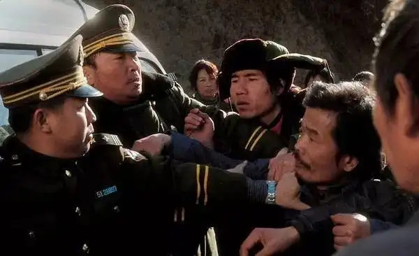 盲山导演李杨真实的故事比电影惨烈的多得多
