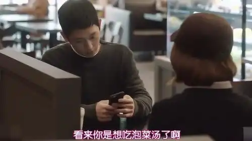 经常请吃饭的漂亮姐姐尹珍雅抱着手机睡着,和小奶狗谈恋爱好甜
