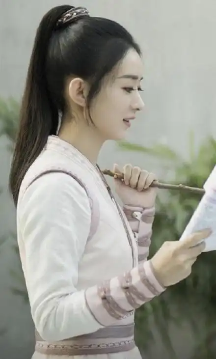 不只赵丽颖,曾人淡如菊的刘诗诗,现在全脸都写满了欲望
