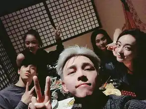 再添新锤多个小号秀恩爱还不承认恋情真把自己当巨星了
