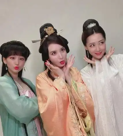神话三美齐聚白冰穿白裙撞脸金喜善,张萌成站c位最美虞姬
