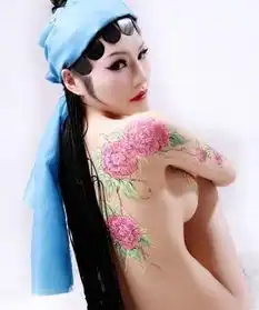 女主播京剧半裸照遭网友炮轰自称是创新表现

