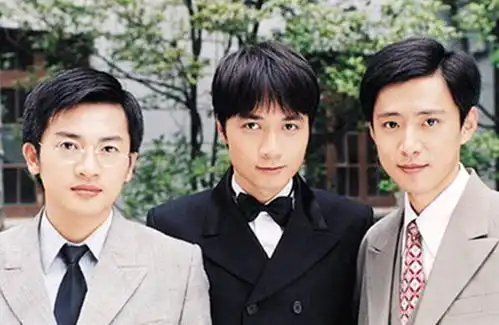 苏有朋现身机场,颜值身材跑偏,整容还是瘦到脱相