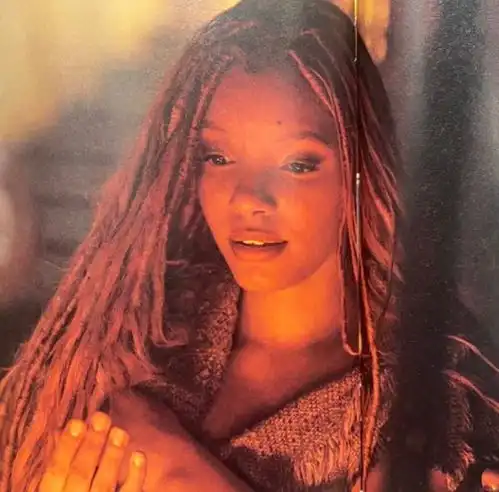 小美人鱼真人电影新剧照曝光黑美人鱼救王子
