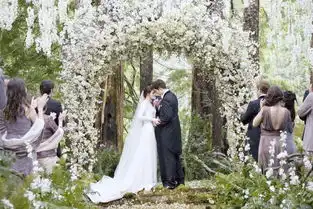 他娶了自己的初恋,还办了场暮光之城般的浪漫婚礼
