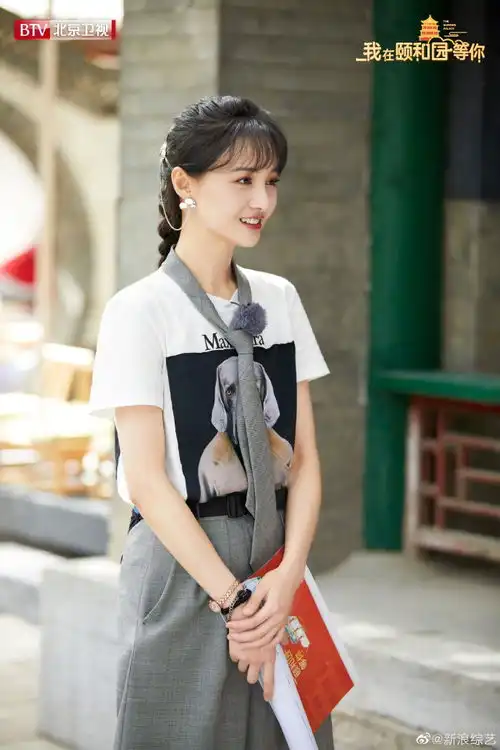 组图郑爽男友风造型清爽帅气挂耳发饰俏皮灵动