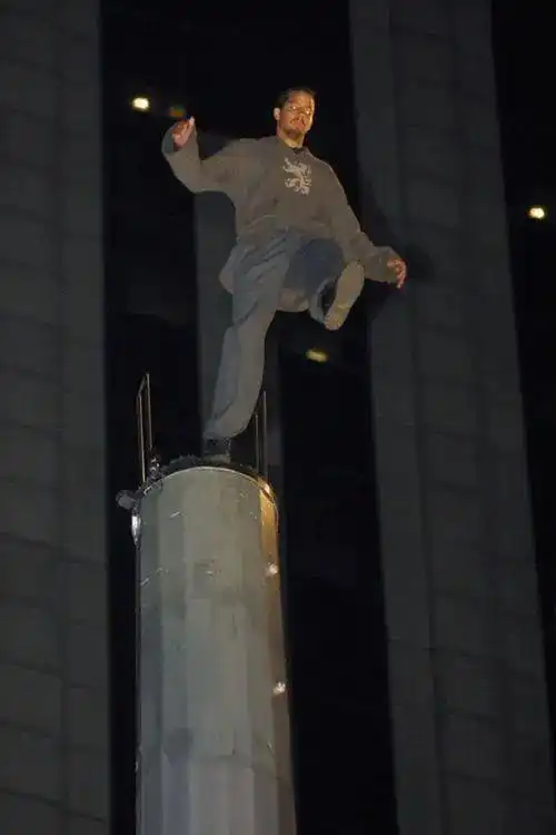 这个疯狂的艺术家,把飞屋环游记搬到了现实