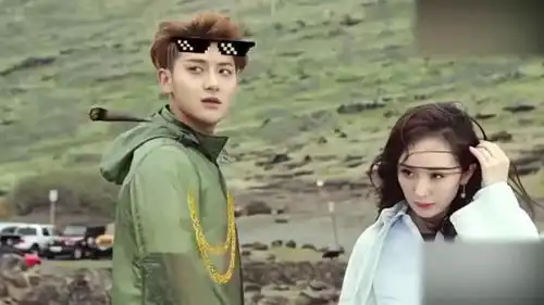 谈判官花絮黄子韬整天给杨幂拍照,拍的美美的,杨幂好尴尬.
