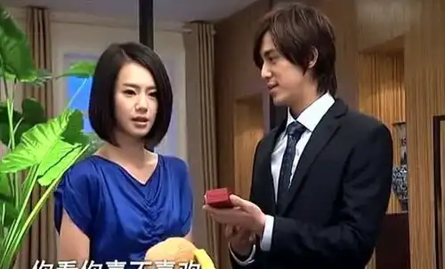 夏家三千金皓天亲手送上钻石项链,友善难以遮掩心中喜悦