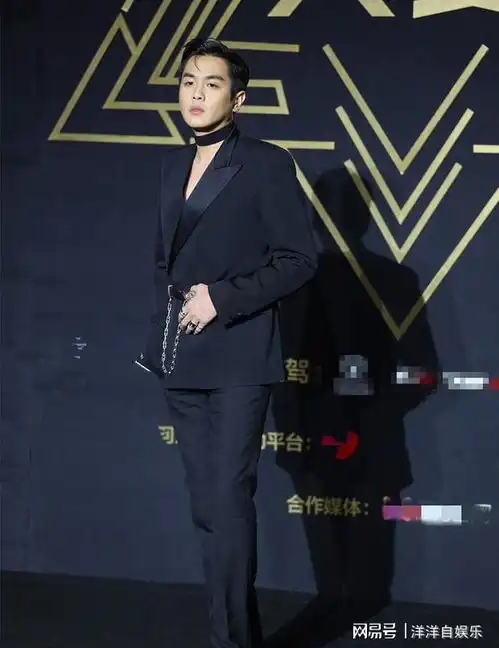 庆余年剧组庆功宴,郭麒麟帅气出镜,张若昀真显二哈气质