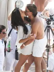 火辣比基尼季好莱坞明星海边度假秀恩爱
