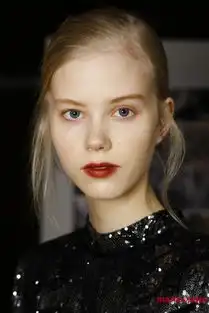 用姨妈色唇膏涂个复古咬唇妆
