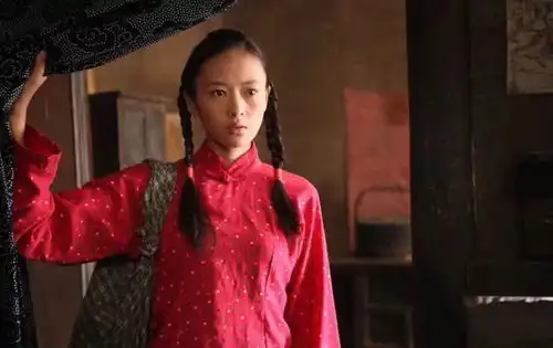 被老师性侵,遭男友家暴,撞脸大花,还要和周迅撕逼,如今靠如懿传她终于红了...