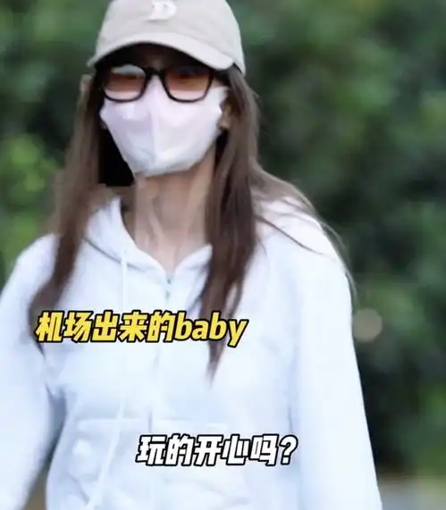 小海绵为妈妈接机,身高快到杨颖胸口位置,帅气可爱像爸爸黄晓明