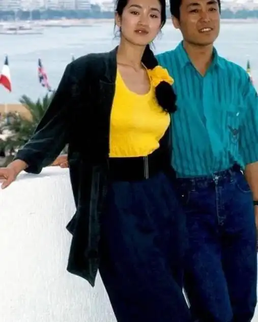 张艺谋儿子比父亲小51岁被娇养,不如异母姐姐争气可继承家产
