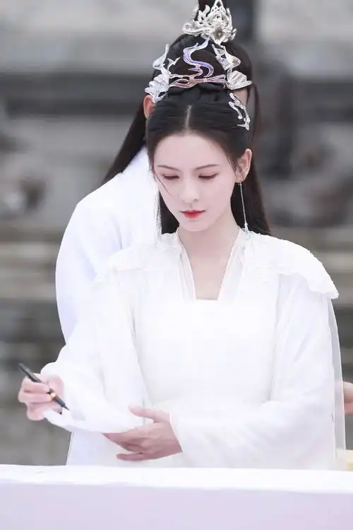 张予曦文荣奖现场图曝光白衣古装仙气十足
