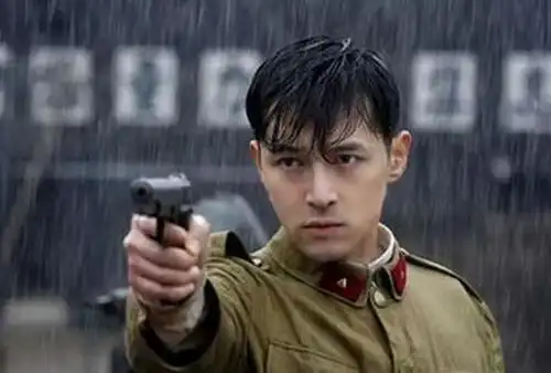 一个临时的决定,她让胡歌躲过了死神,胡歌用一辈子来报答她