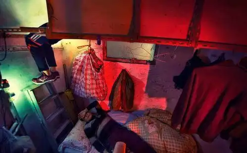 真实的香港蜗居生活,四平米房间住四人,厕所厨房合并一起
