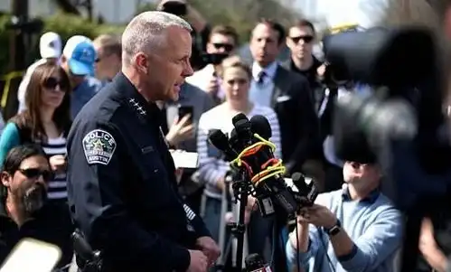 澳大利亚发现神秘包裹,警方紧急封锁道路,拆弹小组迅速出动

