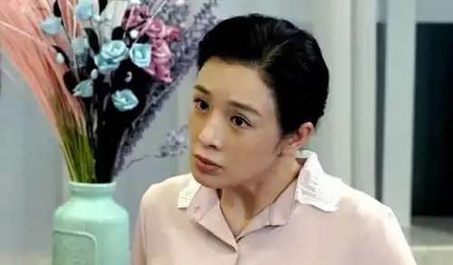 她长相酷似巩俐,从学医转行做演员,如今45岁演觉醒年代演技获赞
