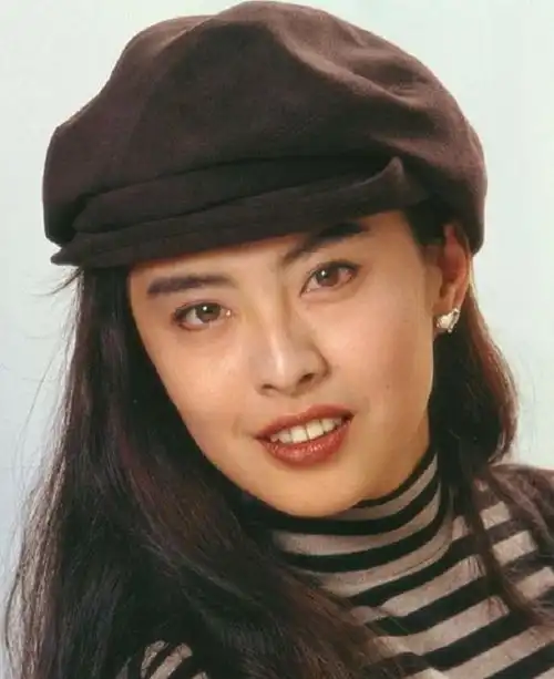 王祖贤多年前剧照流出,有谁注意到她旁边的小记者如今成大明星