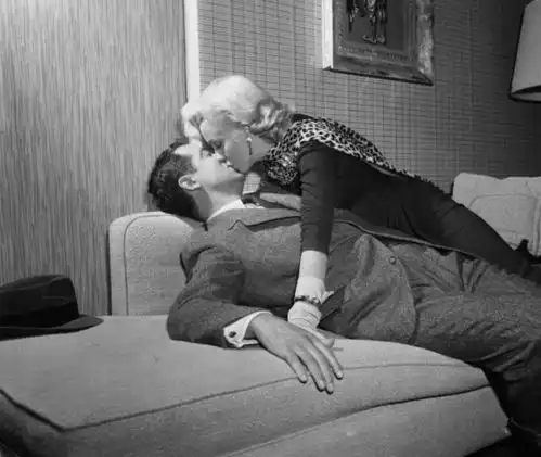 21张罕见梦露历史剧照梦露被男模拥簇,经典性感白裙造型
