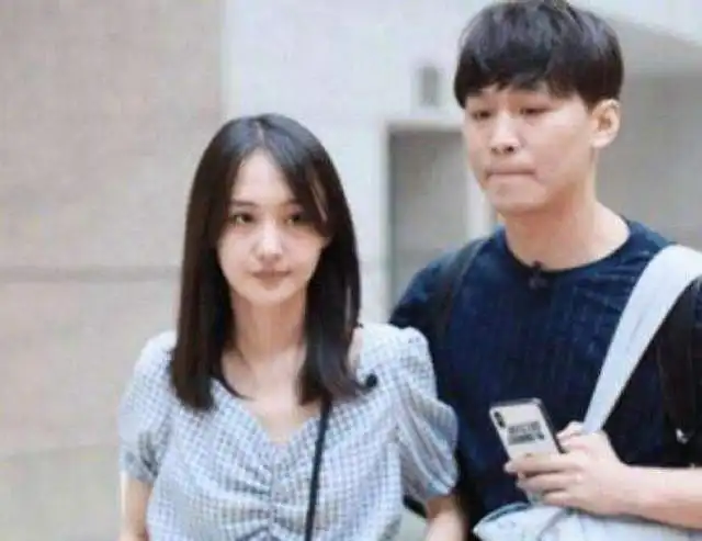 郑爽晒聊天截图证明张恒出轨,至今未见过孩子还在争夺抚养权

