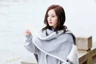 谈判官发布白色梦幻海报及剧照杨幂黄子韬紧依相伴
