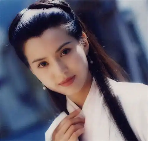 3年前金庸逝世,书迷自发赶到医院,次子捧遗像送父亲最后一程