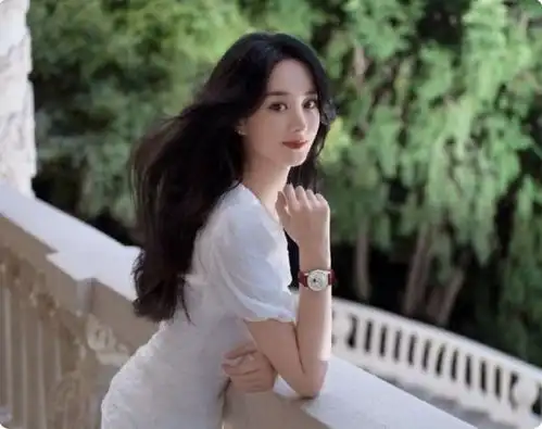 赵丽颖晒美照,烈焰红唇大波浪,职场御姐范儿,成熟有魅力