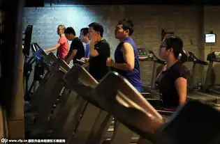 家有儿女小雨带伤艺考深夜健身变猛男
