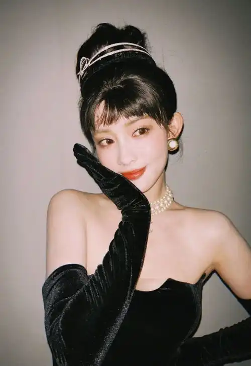 孟子义cos赫本致敬经典抹胸黑裙尽显复古优雅