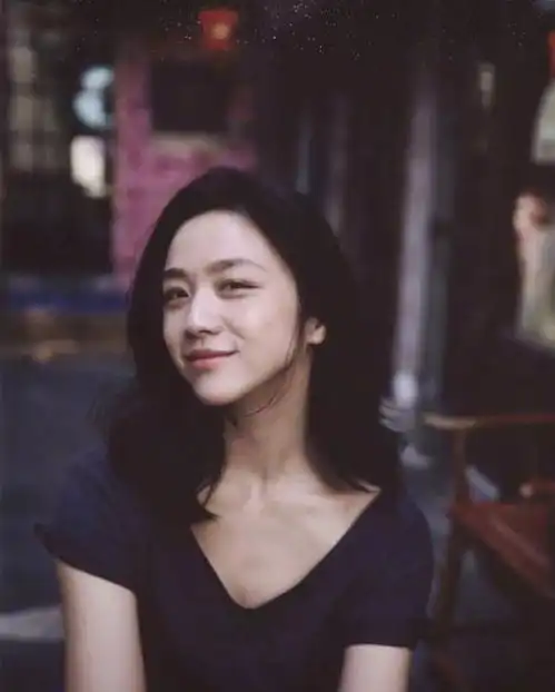 无美颜滤镜的抓拍汤唯都扛得住,气质真的能盖过任何美颜相机