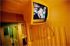 日本蚁族无奈爬进蜗居失业者栖身在胶囊旅社
