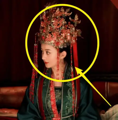 虞书欣新剧婚服撞衫赵丽颖,细看二人状态,相差8岁让人不敢信
