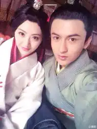 景甜晒古装剧照手搭小演员肩上嘟嘴卖萌图
