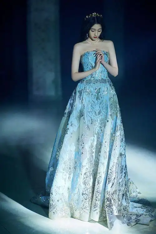 关晓彤elle风尚大典造型浪漫梦幻慵懒卷发配王冠典雅大气
